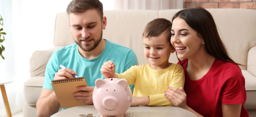 родители обучают финансовой грамотности ребенка
