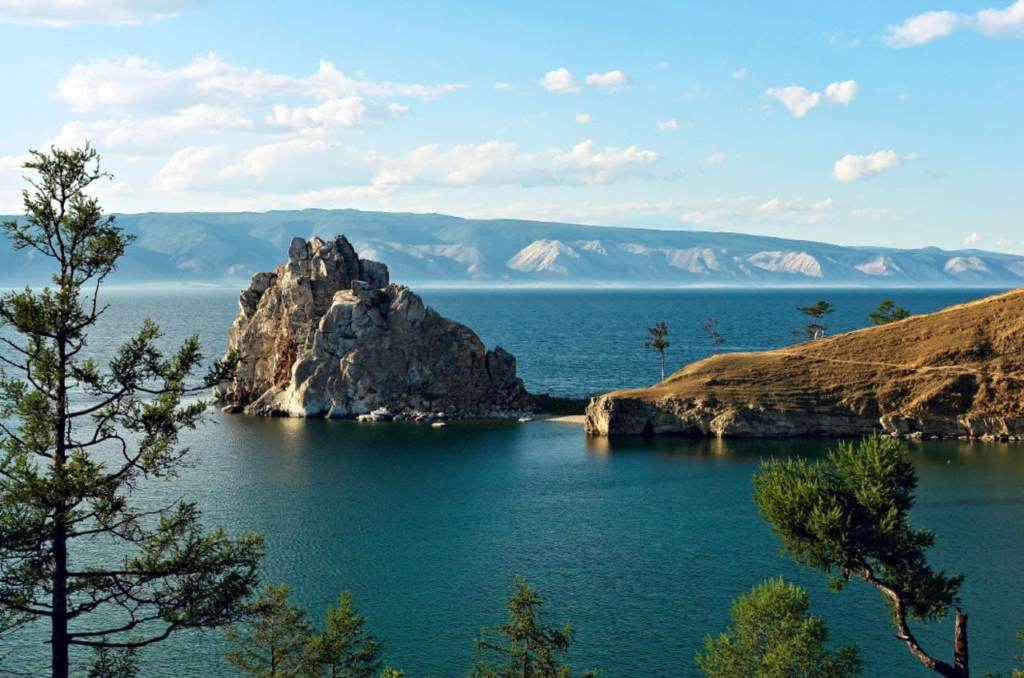 Уникальная природа родной страны: 15 самых известных озёр России
